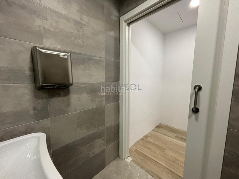 Foto 8aa101b0-b3e5-4e37-b9e9-e0876b99d058. Local comercial  diáfano en zona prime junto al hospital clínic. en Barcelona