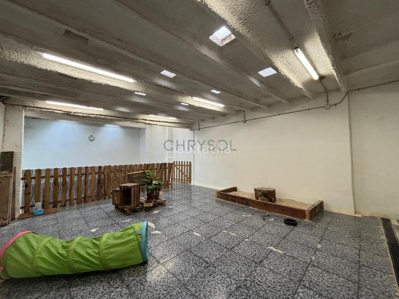 Foto ebd70b05-6194-48c2-817e-22996cbef0d4. Local comercial  diáfano en zona prime junto al hospital clínic. en Barcelona