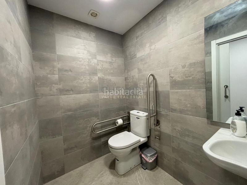Foto ef0b7331-fa20-4bd0-9991-56fe3e7732e4. Local comercial  diáfano en zona prime junto al hospital clínic. en Barcelona