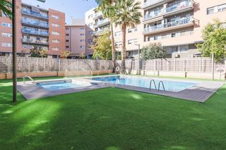 Pis  Rambla poblenou. Fantástica vivienda en poblenou con piscina y pista de pádel.