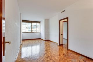 Etagenwohnung  Marina. Piso alto con luz natural en sagrada familia.