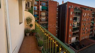 Pis  Carrer de viladomat. Viladomat  provença  6ª planta interior muy luminoso a reformar.