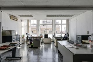 Office space  Carrer de sicília. Oficina en venta en sagrada familia.