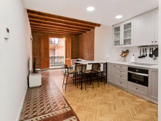 Piso  Carrer lluna. Piso reformado en venta en el casco antiguo de barcelona.