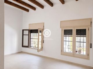 Appartement  Carrer sargelet. Planta baja exterior de 82 m2 a reformar con vigas vistas en fin