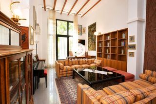 Ground floor  Carrer copernic. Vivienda con carácter, techos altos y acceso directo desde la ca