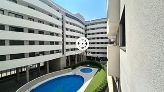 Appartamento  Calle gonçal pons de. Piso reformado a estrenar en promoción reciente con piscina comu