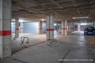 Aparcament cotxe a Muga - Gran Reserva - Badia. Plaza de aparcamiento en una residencia segura
