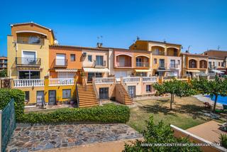 Xalet a Muga - Gran Reserva - Badia. Casa en el centro de la ciudad con piscina comunitaria