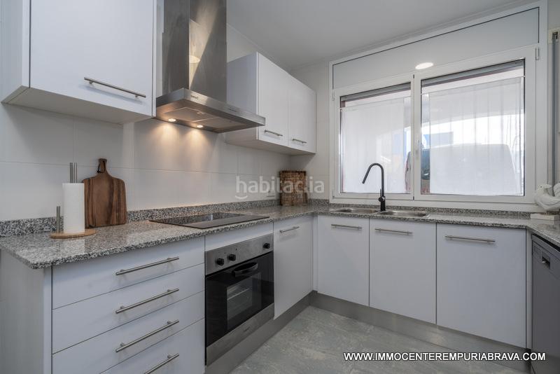 Foto 4ba5e09b-ca0d-4d69-96fe-7bce838f4bb1. Chalet la casa del pescador antes de los puentes en Empuriabrava