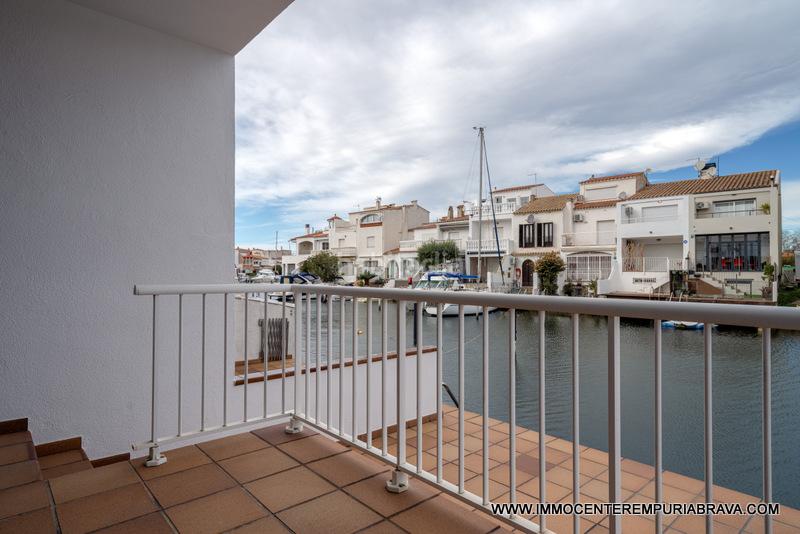 Foto d04e47bc-c166-453f-baf6-2930c061bea5. Chalet la casa del pescador antes de los puentes en Empuriabrava