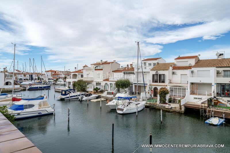Foto d604a139-631b-42e9-ab8f-8e9e76ee41d0. Chalet la casa del pescador antes de los puentes en Empuriabrava