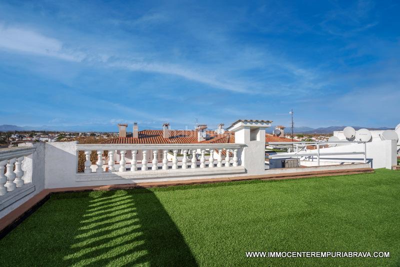 Foto e4a5587d-e4f4-4186-b9a2-7a4c49d7f70f. Ático magnífico apartamento con terraza muy amplia en Empuriabrava