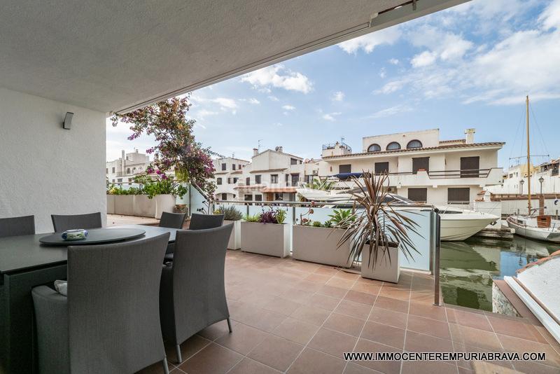 Foto 0ec84031-58db-4b38-9019-f87c5ccf3e94. Chalet casa de lujo con 20 metros de amarre antes de los puentes en Empuriabrava