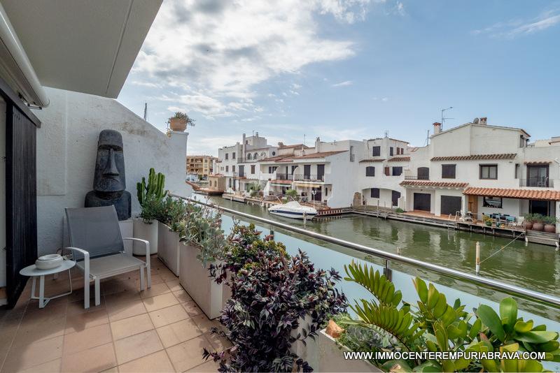 Foto 6e2cccd5-1950-4ada-9a3b-30d7b292d7d2. Chalet casa de lujo con 20 metros de amarre antes de los puentes en Empuriabrava