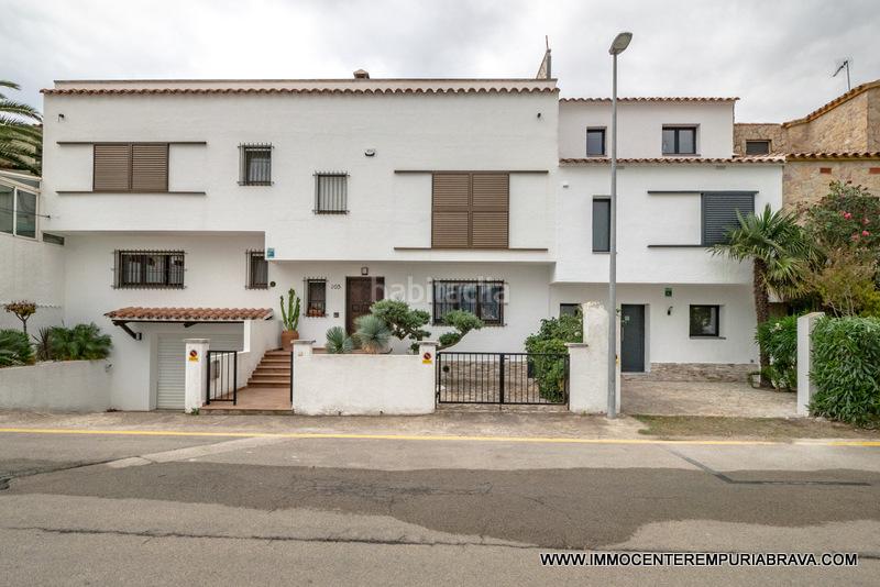 Foto d1d4436e-a4c2-447a-8c67-e257e72193cc. Chalet casa de lujo con 20 metros de amarre antes de los puentes en Empuriabrava
