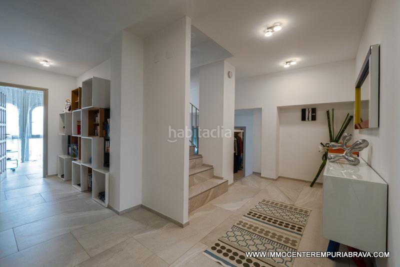 Foto df934e9e-2d67-41c9-b2a0-1d90139c350a. Chalet casa de lujo con 20 metros de amarre antes de los puentes en Empuriabrava