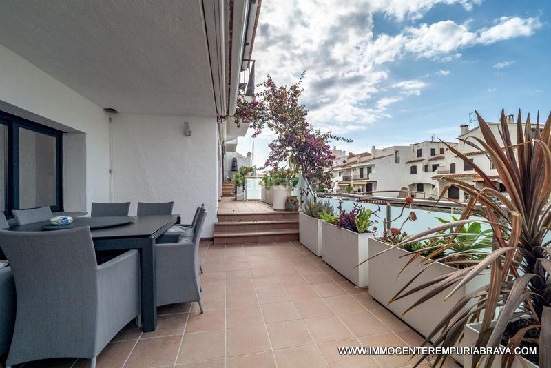 Foto f1760b7d-7050-4b38-9fbf-dd8c2598781c. Chalet casa de lujo con 20 metros de amarre antes de los puentes en Empuriabrava