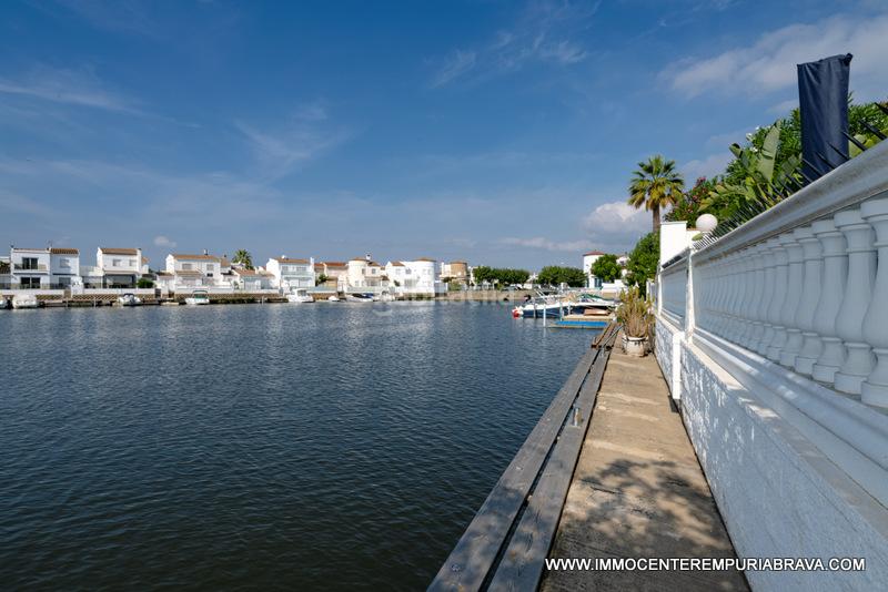 Foto 0067c2b3-b6c3-46a0-b113-6ba8a94880ff. Chalet magnífica villa con amarre de 12 metros en Empuriabrava