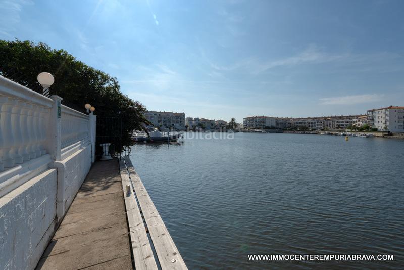 Foto 0169b1dc-e1c2-43b4-bfc5-1e856e7c1fcb. Chalet magnífica villa con amarre de 12 metros en Empuriabrava