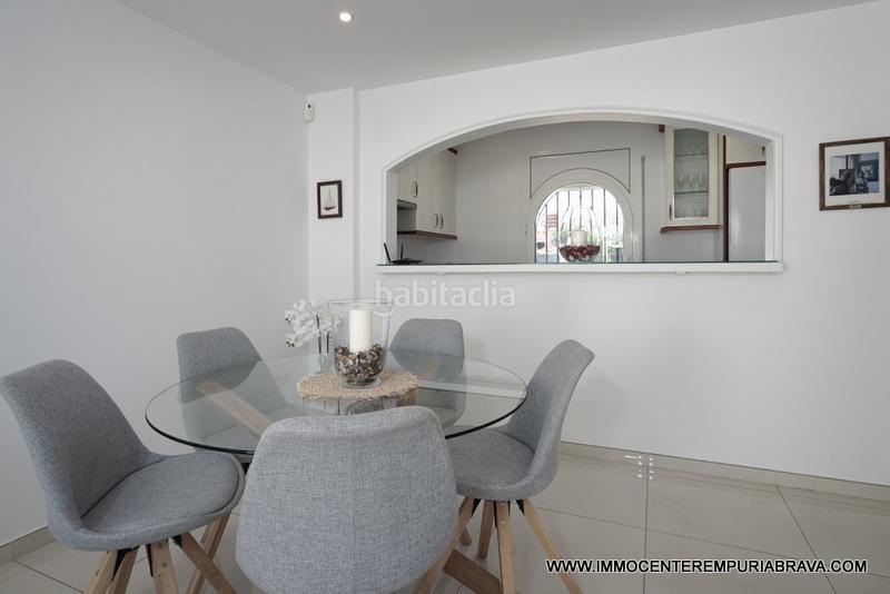 Foto 0bbb6ce8-b0bc-4dd1-b3be-4d7a3d71b70a. Chalet magnífica villa con amarre de 12 metros en Empuriabrava