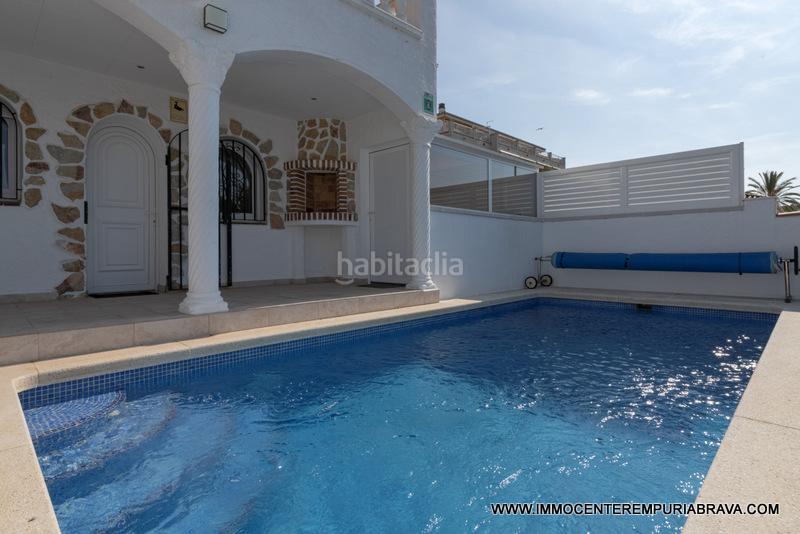 Foto 103f7774-25e1-43e5-9081-bab431b7720a. Chalet magnífica villa con amarre de 12 metros en Empuriabrava