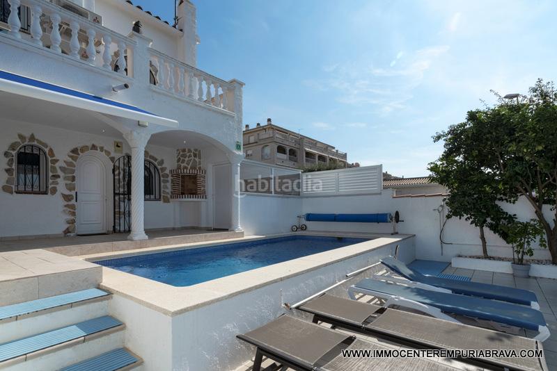 Foto 27595ceb-788a-4657-9bc4-dedfac2db3e0. Chalet magnífica villa con amarre de 12 metros en Empuriabrava