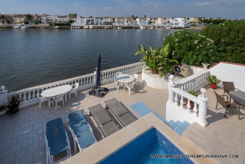 Foto 964ce9d4-be21-4a18-ab7a-9ffa47eaebc6. Chalet magnífica villa con amarre de 12 metros en Empuriabrava