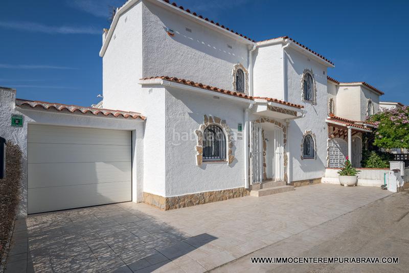 Foto 9b57aa25-5005-40ee-aa23-73229ff92ab8. Chalet magnífica villa con amarre de 12 metros en Empuriabrava