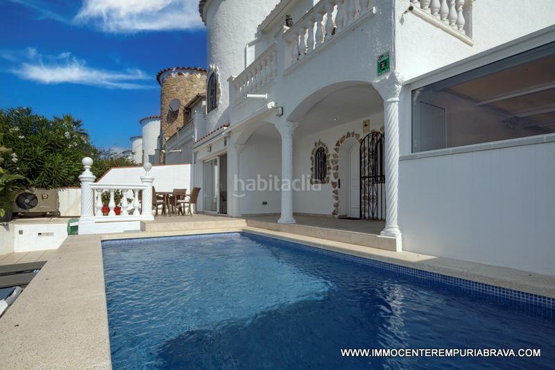 Foto b6a14217-c5ac-425e-b52b-6e5e686a31f2. Chalet magnífica villa con amarre de 12 metros en Empuriabrava