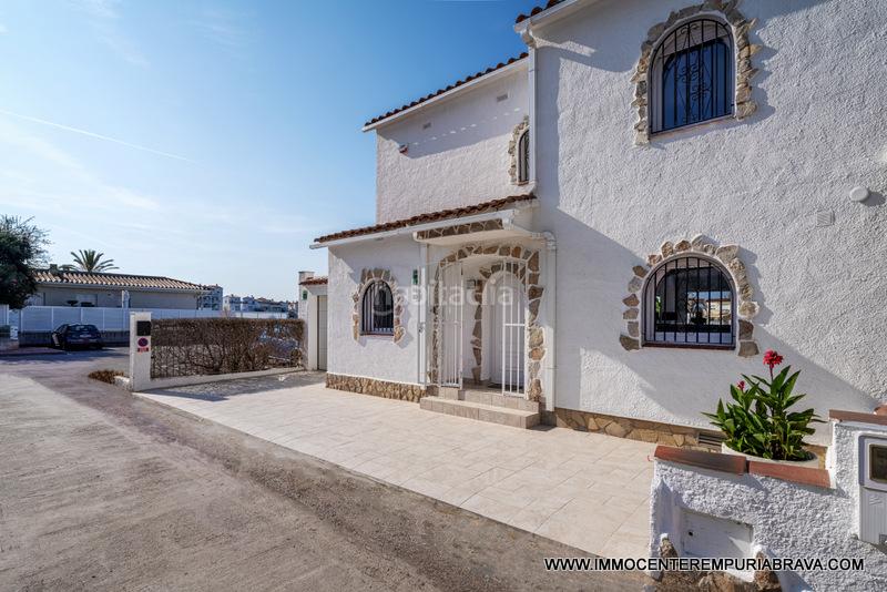 Foto cc4cd56b-6816-459d-bec3-efbe03e22feb. Chalet magnífica villa con amarre de 12 metros en Empuriabrava