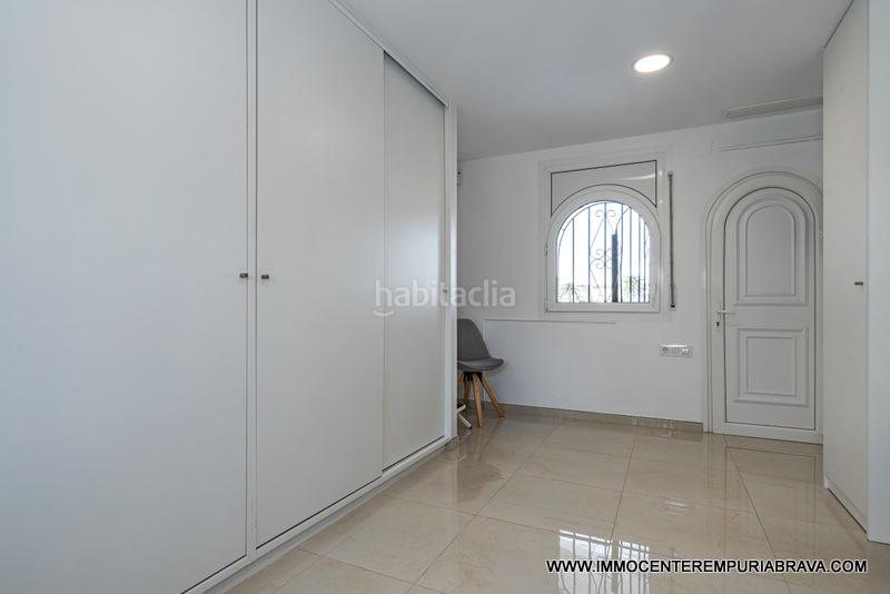 Foto e7fadb53-1fd1-452c-97a1-611ff52ba465. Chalet magnífica villa con amarre de 12 metros en Empuriabrava