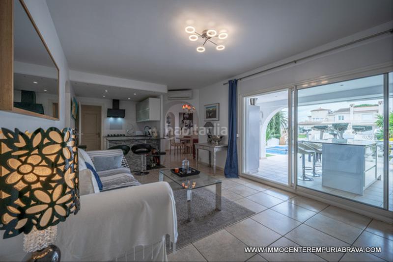 Foto 0e0795ab-0246-4ebc-8fc2-b22a6bfd5fd5. Chalet encantadora casa de una sola planta orientada al suroeste al amplio canal en Empuriabrava