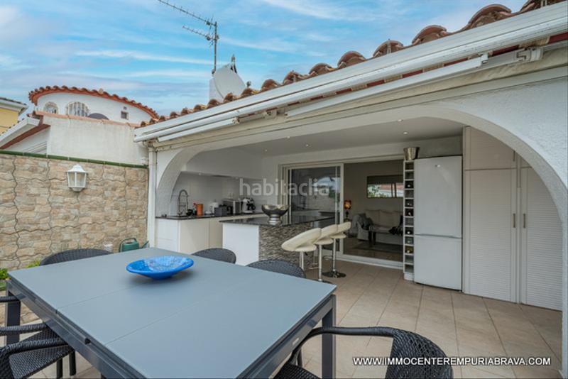 Foto 2eabc0eb-2403-4404-9957-eb8c6d0be305. Chalet encantadora casa de una sola planta orientada al suroeste al amplio canal en Empuriabrava