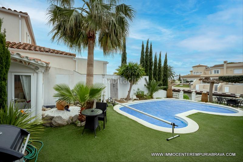 Foto 58c4d28a-2ffe-4490-9356-3fd08c8f6ce2. Chalet encantadora casa de una sola planta orientada al suroeste al amplio canal en Empuriabrava