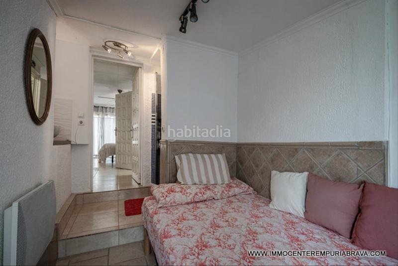 Foto afc1a3a0-fef5-418a-850c-da114bcc523a. Chalet encantadora casa de una sola planta orientada al suroeste al amplio canal en Empuriabrava