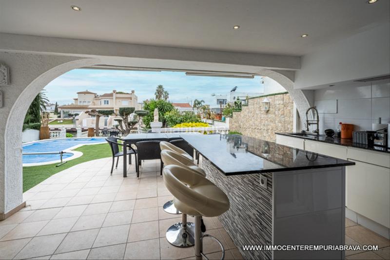 Foto f3e55e67-1530-4540-8b99-0dd447f2a5d3. Chalet encantadora casa de una sola planta orientada al suroeste al amplio canal en Empuriabrava