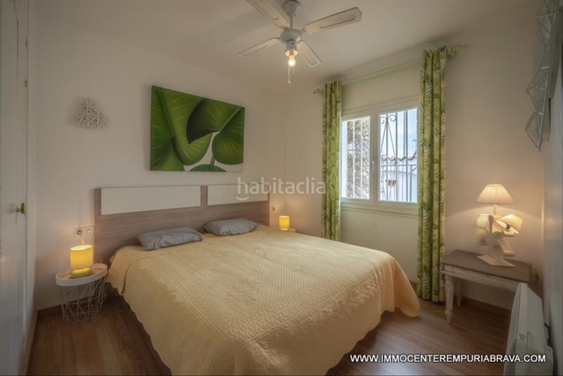 Foto f5e3995f-8e30-4e09-ab09-8d4966a3d193. Chalet encantadora casa de una sola planta orientada al suroeste al amplio canal en Empuriabrava