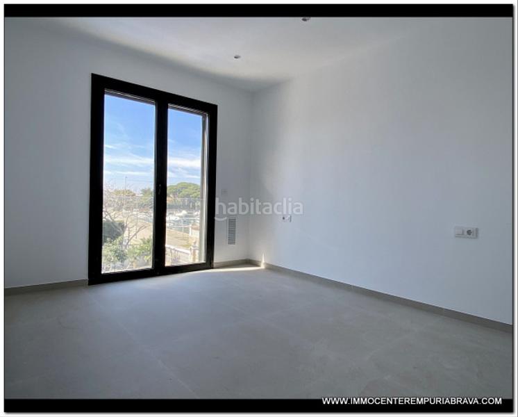 Foto 1ef4d2f0-0817-47c7-bc24-29615fd876a3. Chalet nueva construcción de lujo a pocos pasos de la playa en Empuriabrava