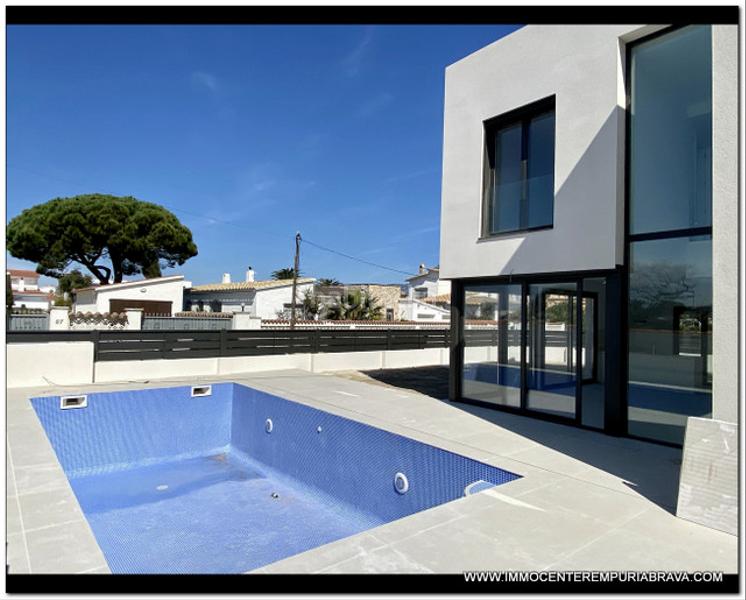 Foto 769f53fa-3783-4fac-b6cb-1e1316103602. Chalet nueva construcción de lujo a pocos pasos de la playa en Empuriabrava