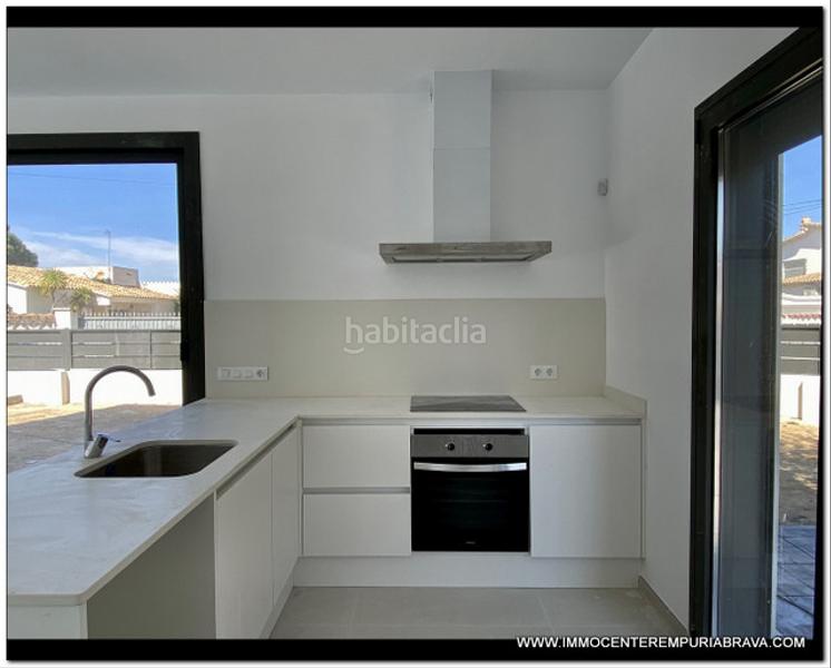 Foto 7953f917-0563-4244-848a-74ef05981e53. Chalet nueva construcción de lujo a pocos pasos de la playa en Empuriabrava