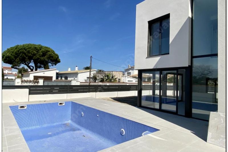 Foto a9f871ad-65ba-46f1-b7ad-e36f0c406c88. Xalet a Requesens Empuriabrava