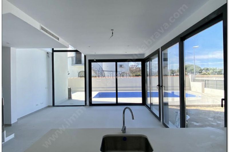 Foto e254d797-45ef-4207-99db-ab836372df07. Xalet a Requesens Empuriabrava