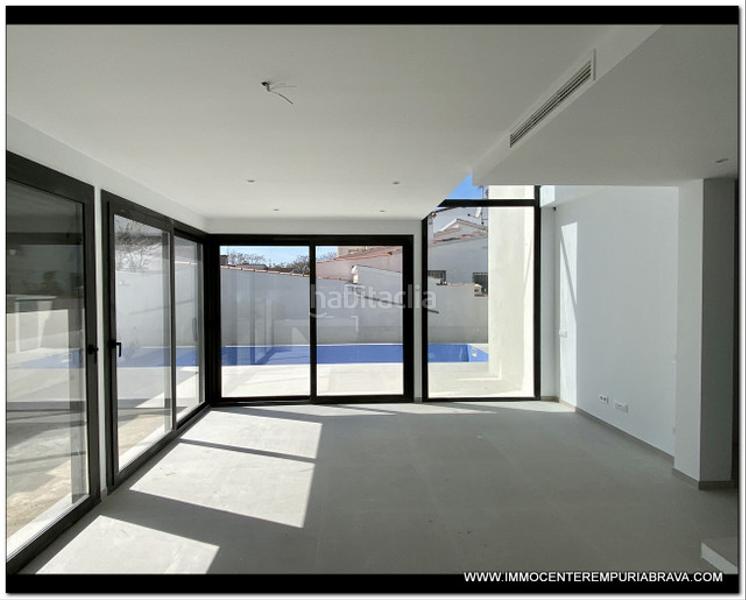 Foto c0cb08f5-803a-454e-84d3-bef9b8fb0883. Chalet nueva villa de lujo cerca de la playa en Requesens Empuriabrava