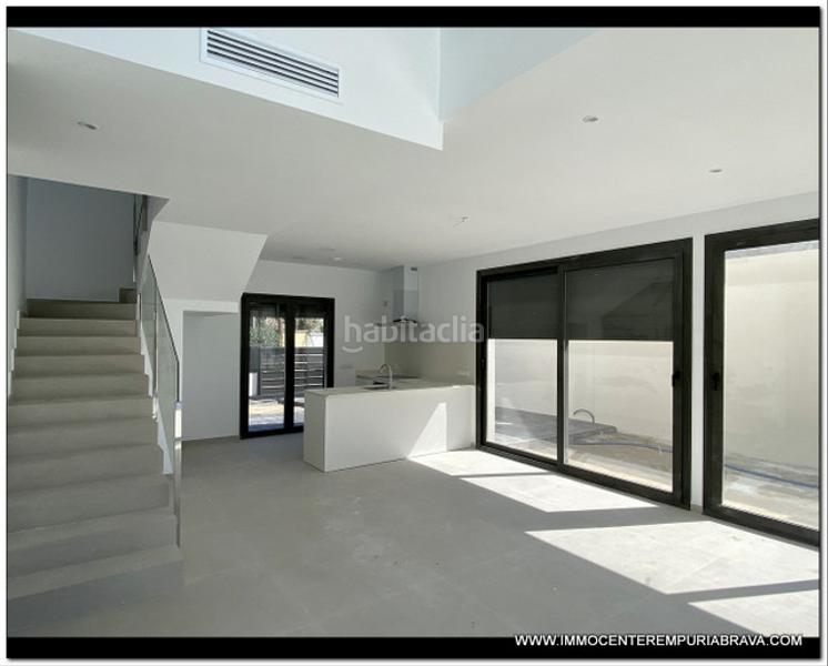 Foto f00a362a-b3c0-419e-8969-f4f58f5b405e. Chalet nueva villa de lujo cerca de la playa en Requesens Empuriabrava