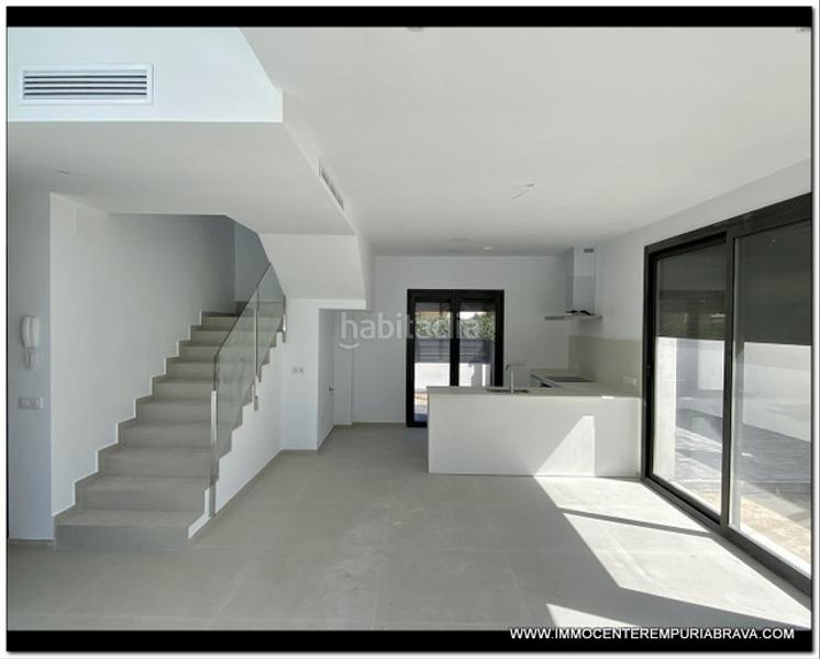 Foto f84648ba-ea93-4950-b0fd-5f00fd0dc08e. Chalet nueva villa de lujo cerca de la playa en Requesens Empuriabrava