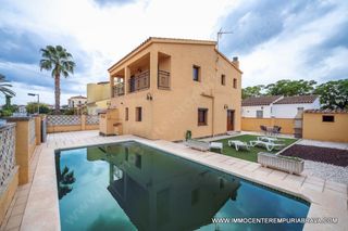 Chalet in Requesens. Magnífica villa o chalet con piscina y cocina de verano en empur