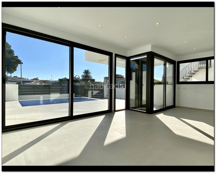 Foto 68055fc8-2672-4710-9130-071e2e29e607. Chalet magnífica casa de obra nueva con piscina y jacuzzi en Empuriabrava