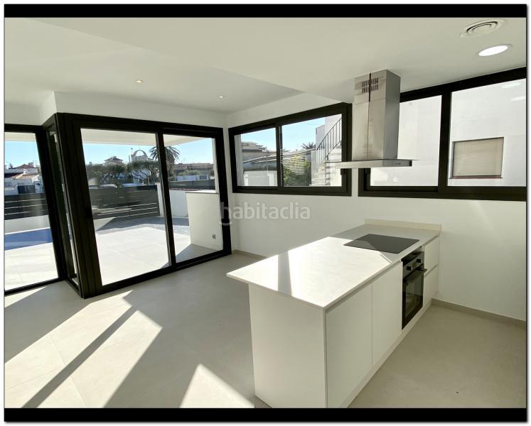 Foto 9d59f9b2-86fc-4685-828f-a3e1e01e781d. Chalet magnífica casa de obra nueva con piscina y jacuzzi en Empuriabrava