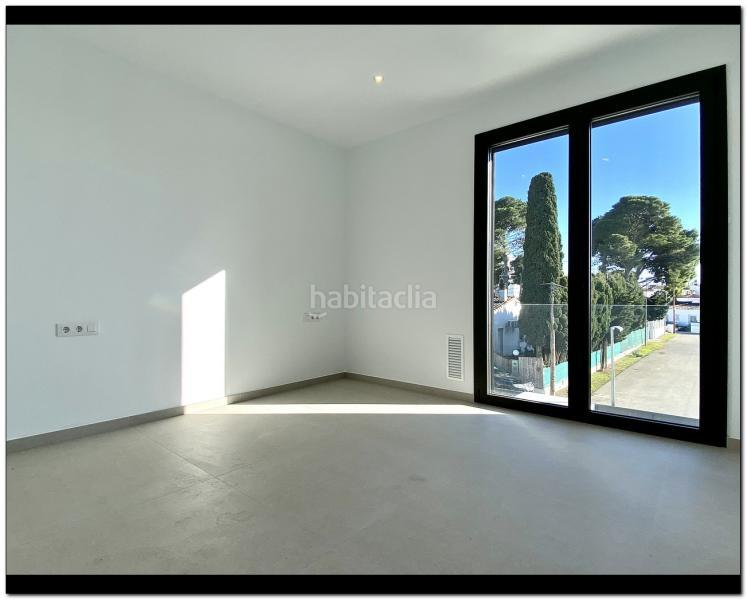 Foto ce3a6395-184b-48b4-b159-6a4dae9b3f49. Chalet magnífica casa de obra nueva con piscina y jacuzzi en Empuriabrava